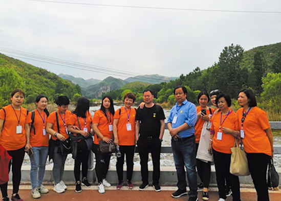 2019年5月公司總經(jīng)理李光華帶隊(duì)組織公司員工在河南紅河谷采風(fēng)觀光