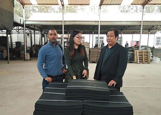 2016年9月尼伯爾客商來公司廠區(qū)實地考察李光華總經(jīng)理進行產(chǎn)品業(yè)務洽談