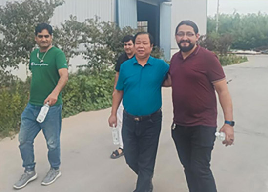 2016年9月尼伯爾客商來公司考察李光華總經(jīng)理陪同進行業(yè)務洽談并合影留念